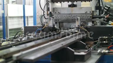 金属加工机在工厂形成金属板材。 生产家用电器